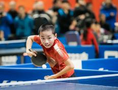 开云下载-孩子练乒乓球 = 益智强身！智能球拍娃超爱