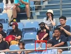 开云-女子大闹网球赛后续：多次嚣张挑衅，裁判发话，把女子赶出赛场