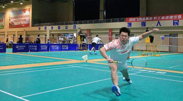 开云-威海高区总工会举办职工羽毛球比赛