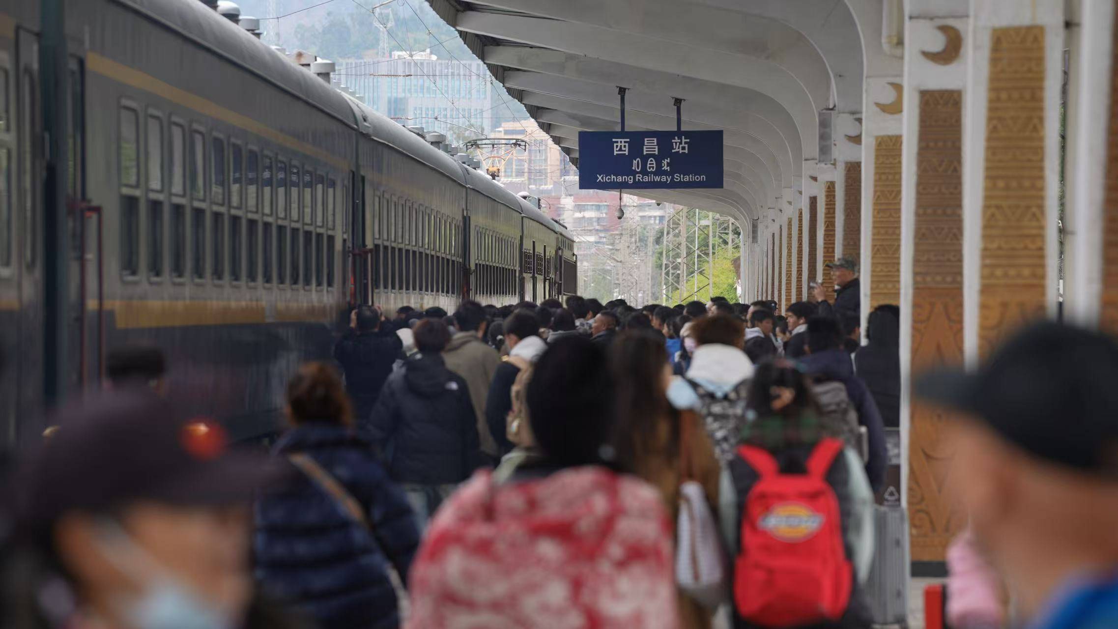 开云体育APP下载-杀年猪、灌腊肠、跳达体舞……凉山彝族自治州欢度彝族新年