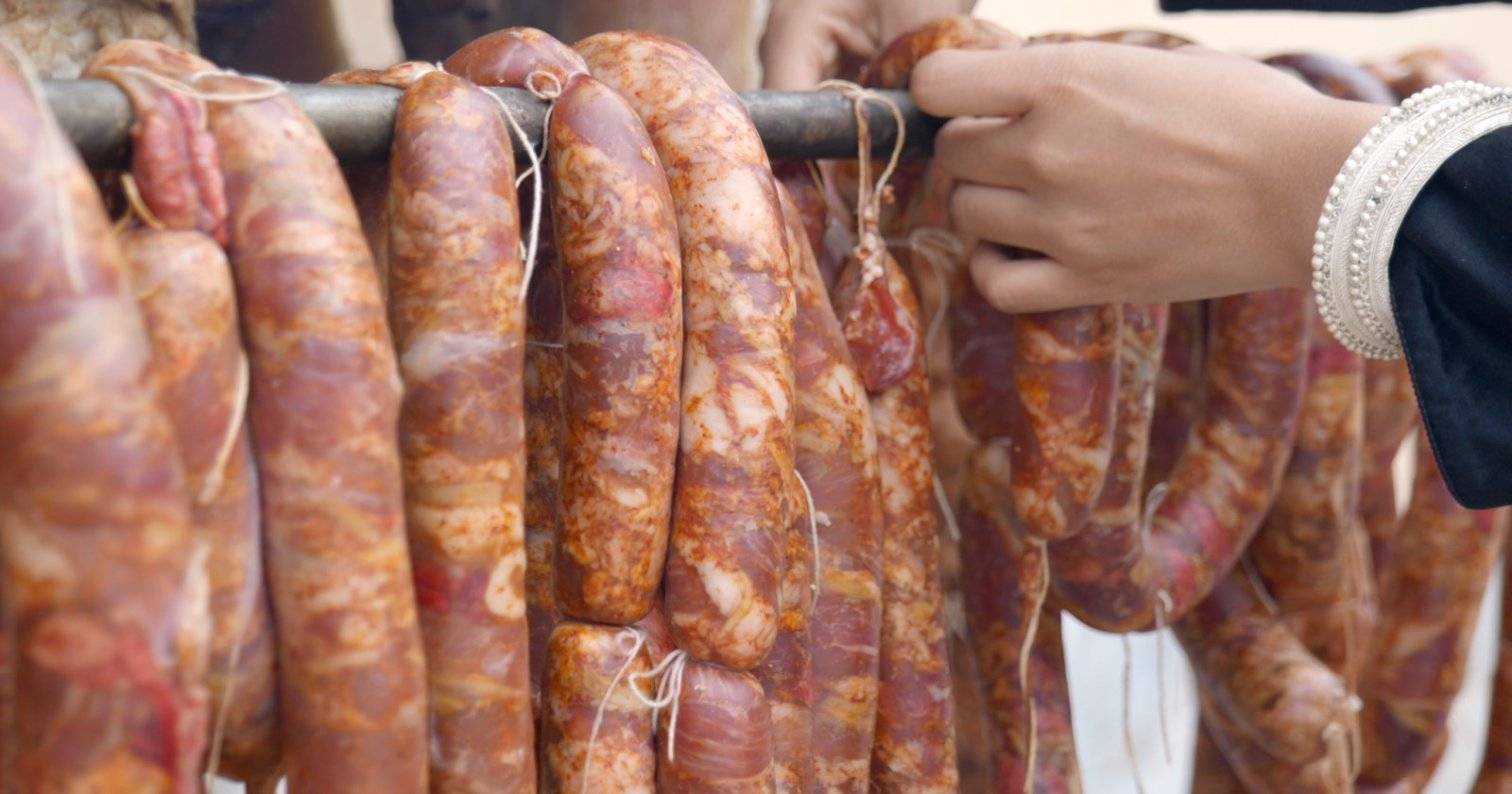 开云体育APP下载-杀年猪、灌腊肠、跳达体舞……凉山彝族自治州欢度彝族新年