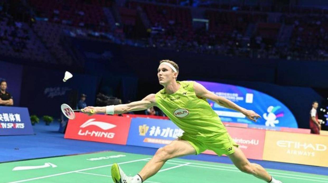 开云体育在线-法國(guó)羽毛球公(gōng)开賽(sài)男(nán)单比賽(sài)，安賽(sài)龙对阵马來(lái)西亚选手(shǒu)梁峻豪，比賽(sài)激烈精彩，安賽(sài)龙展(zhǎn)现出(chū)强大实力和冷静应对能力