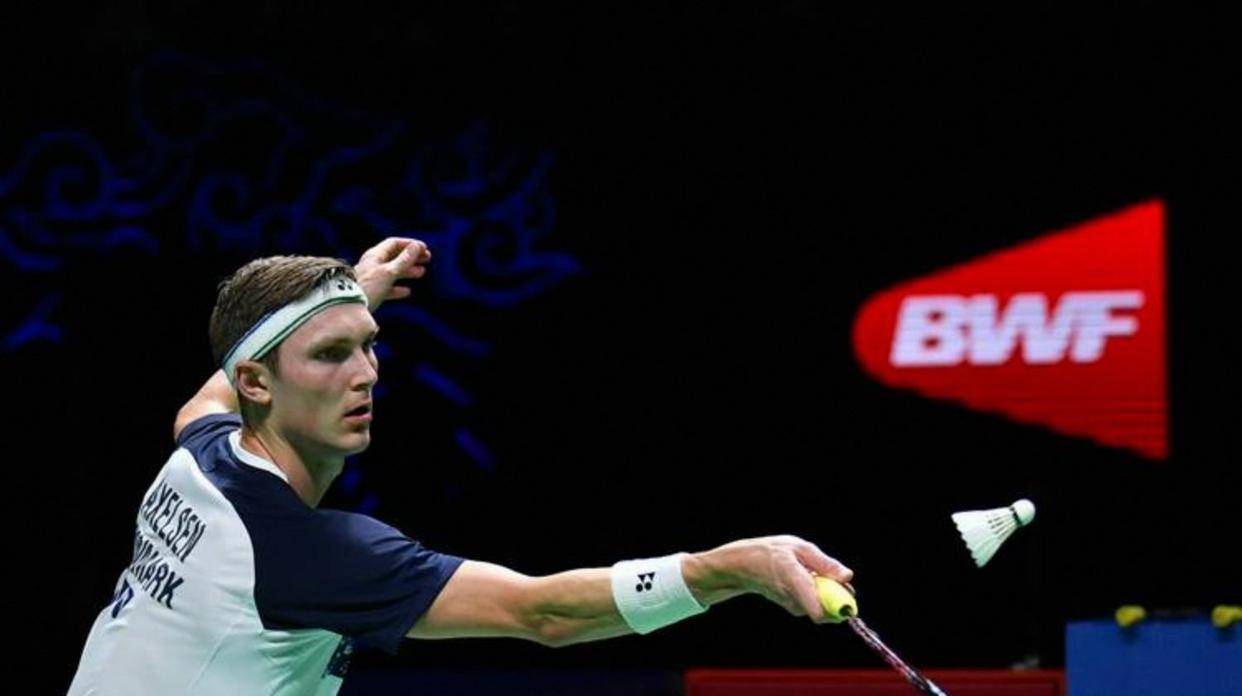 开云体育在线-法國(guó)羽毛球公(gōng)开賽(sài)男(nán)单比賽(sài)，安賽(sài)龙对阵马來(lái)西亚选手(shǒu)梁峻豪，比賽(sài)激烈精彩，安賽(sài)龙展(zhǎn)现出(chū)强大实力和冷静应对能力