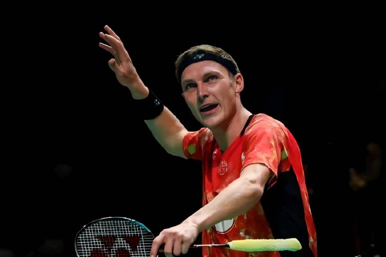 开云体育在线-法國(guó)羽毛球公(gōng)开賽(sài)男(nán)单比賽(sài)，安賽(sài)龙对阵马來(lái)西亚选手(shǒu)梁峻豪，比賽(sài)激烈精彩，安賽(sài)龙展(zhǎn)现出(chū)强大实力和冷静应对能力