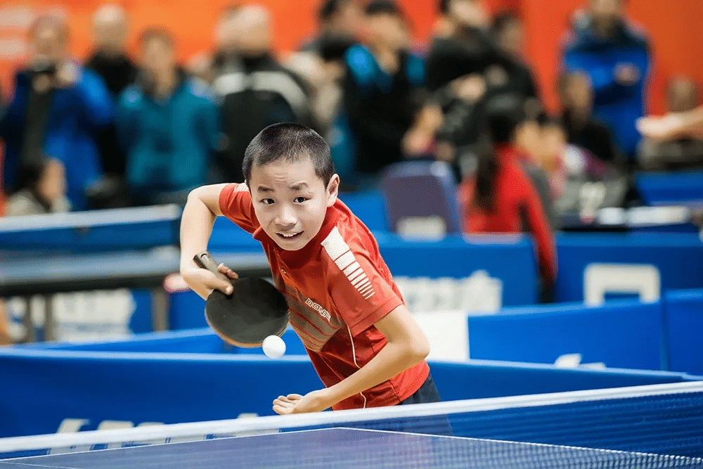 开云下载-孩子练乒乓球 = 益智强身！智能球拍娃超爱