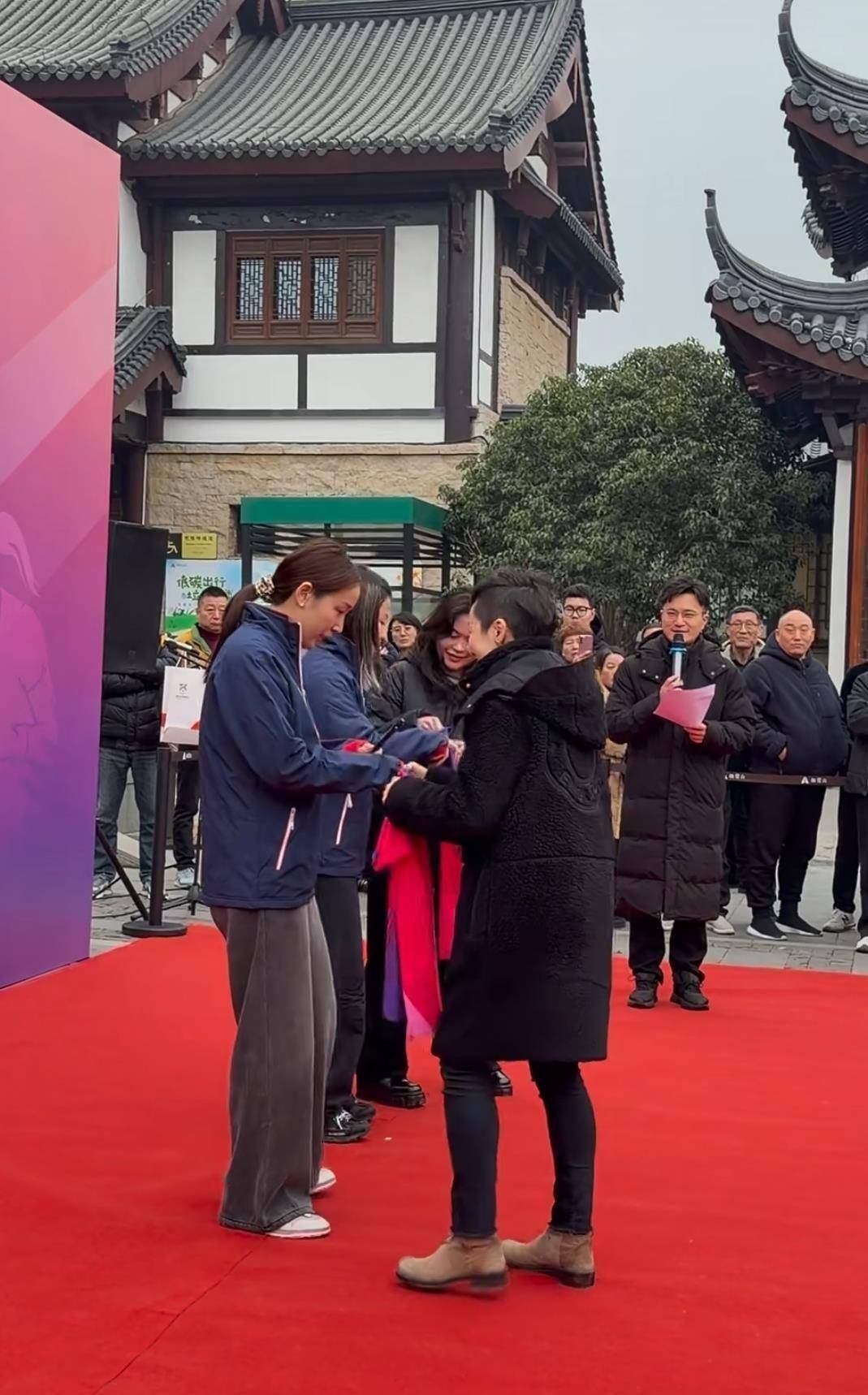 开云体育APP下载-乒超联赛:蝉联冠军陈幸同钱天一社区活动,颜值天花板,王曼昱没来