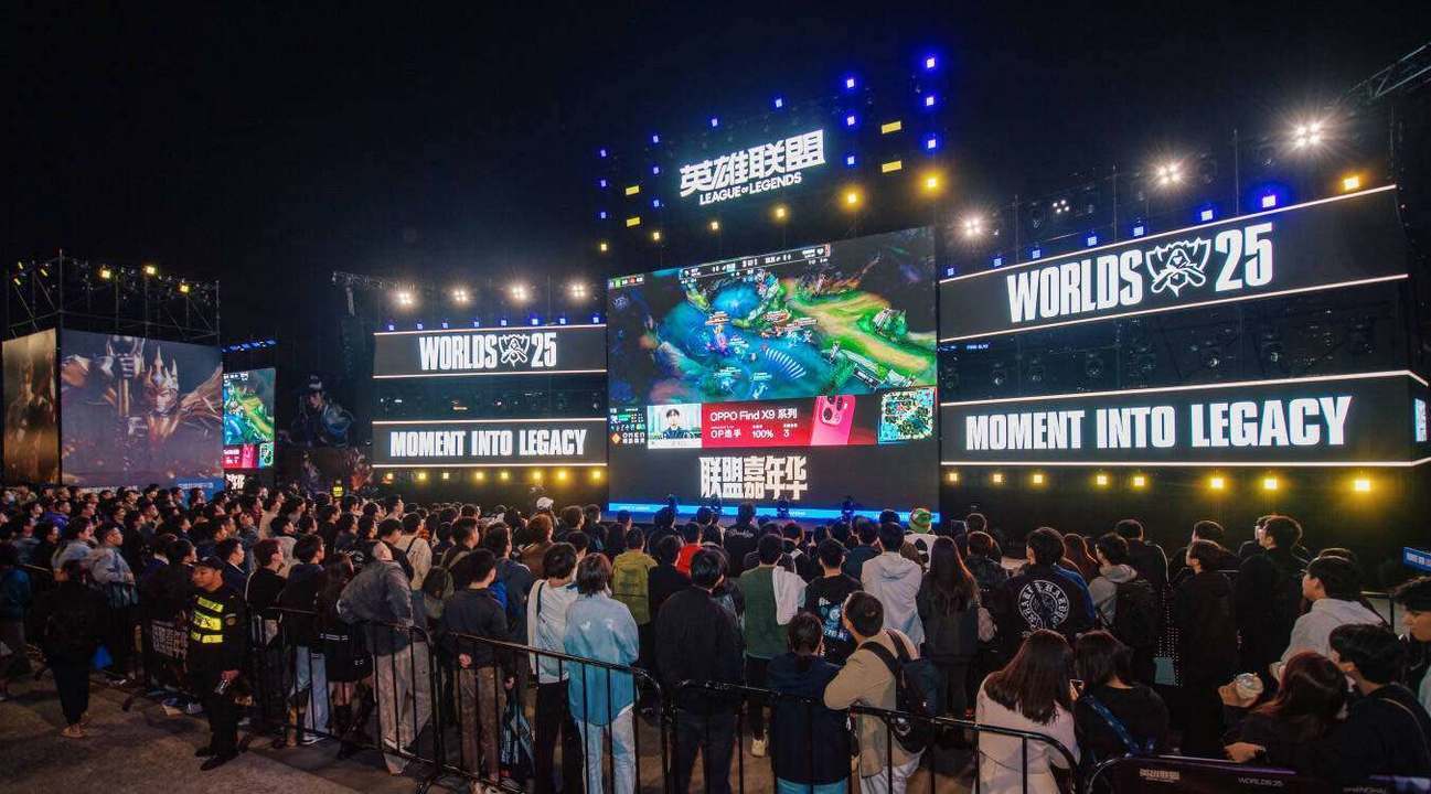 开云平台-黄浦江畔(pàn)的电竞狂(kuáng)歡(huān)!S15上(shàng)海北外滩观赛派对燃(rán)爆半决赛