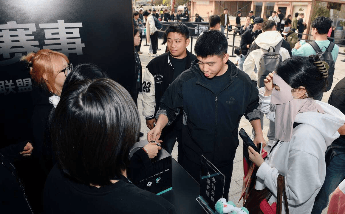 开云平台-黄浦江畔(pàn)的电竞狂(kuáng)歡(huān)!S15上(shàng)海北外滩观赛派对燃(rán)爆半决赛