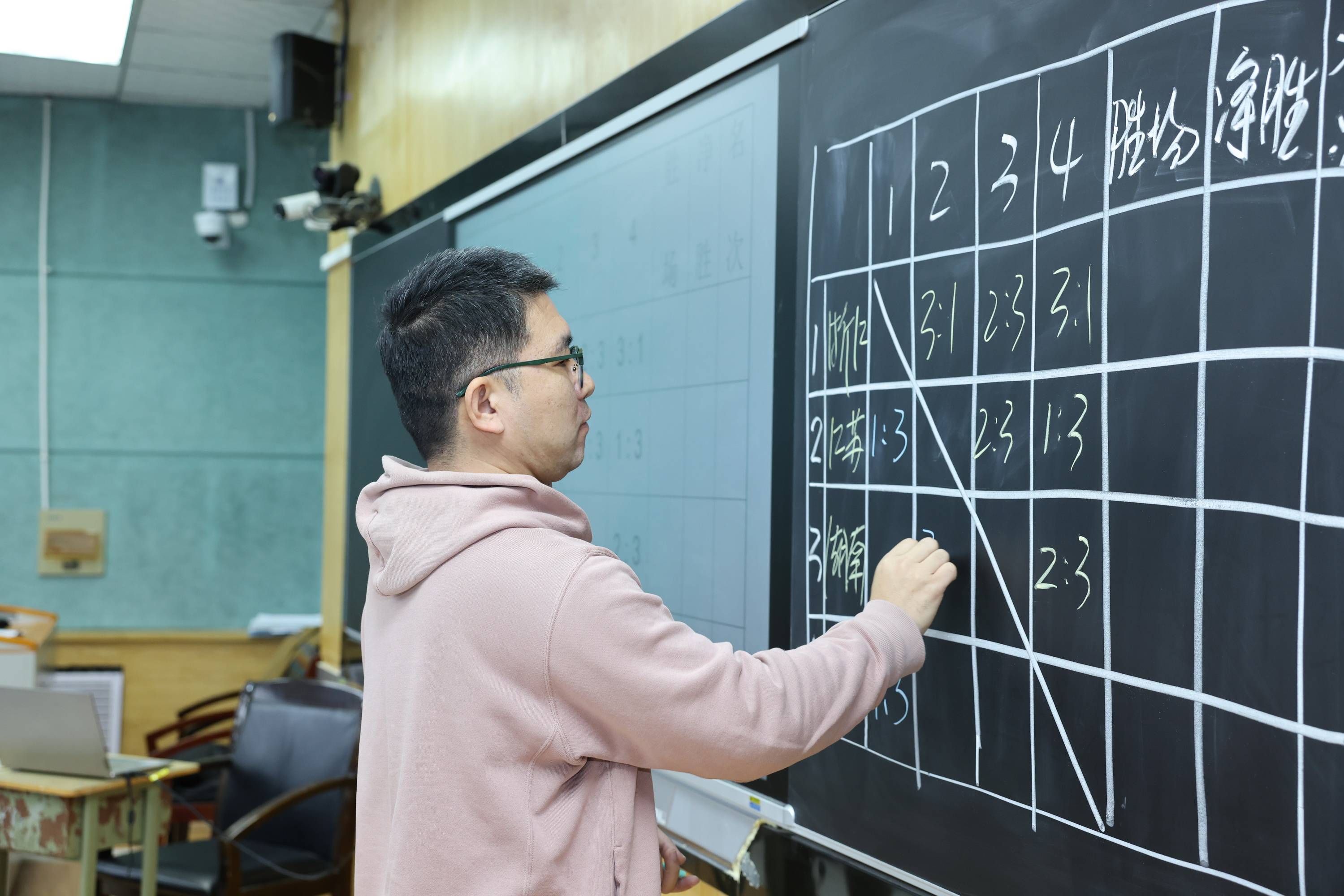 开云体育在线-筑牢羽毛球竞赛服务保障人才根基——郑州市羽毛球协会举办羽毛球三级、二级裁判员培训班