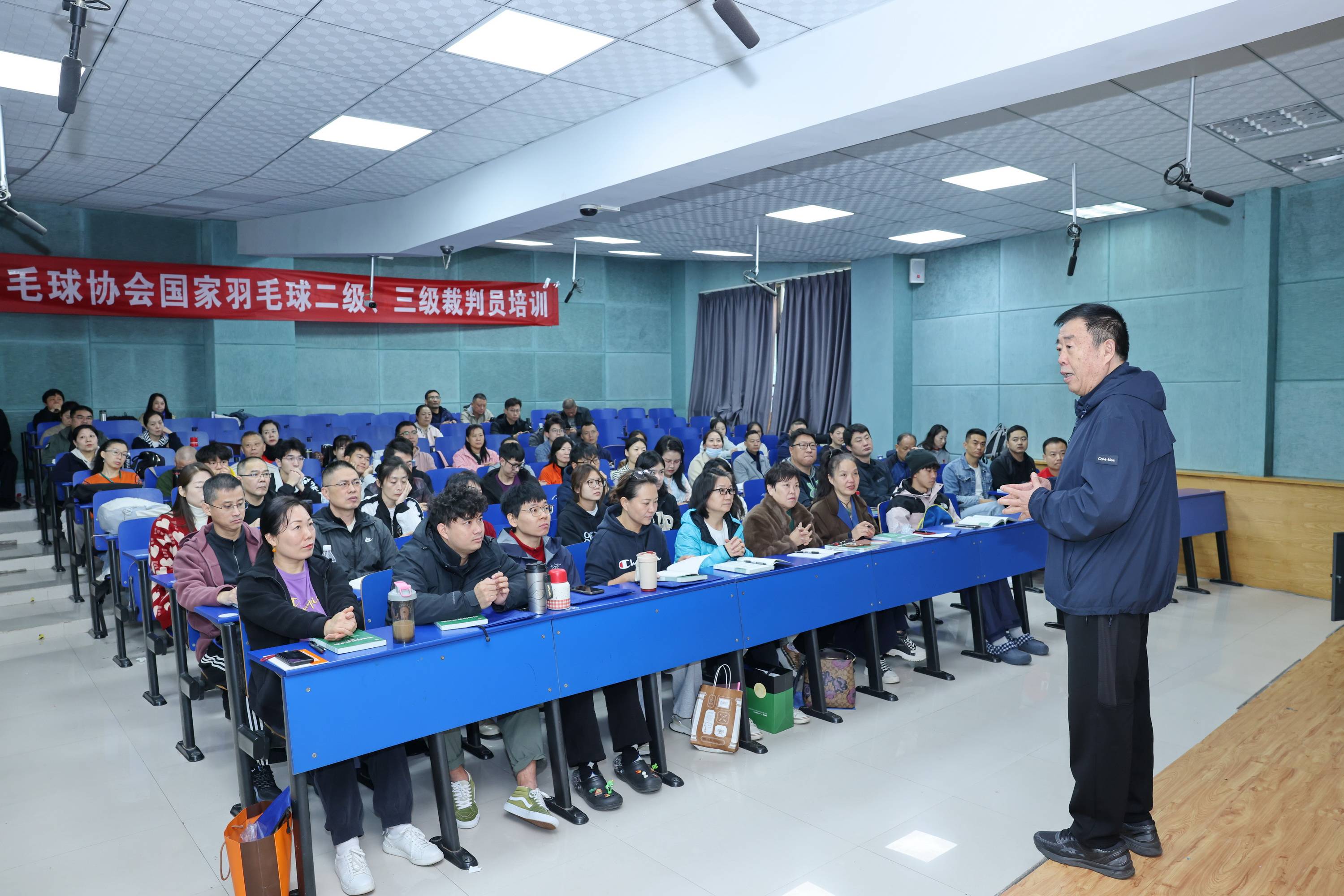 开云体育在线-筑牢羽毛球竞赛服务保障人才根基——郑州市羽毛球协会举办羽毛球三级、二级裁判员培训班