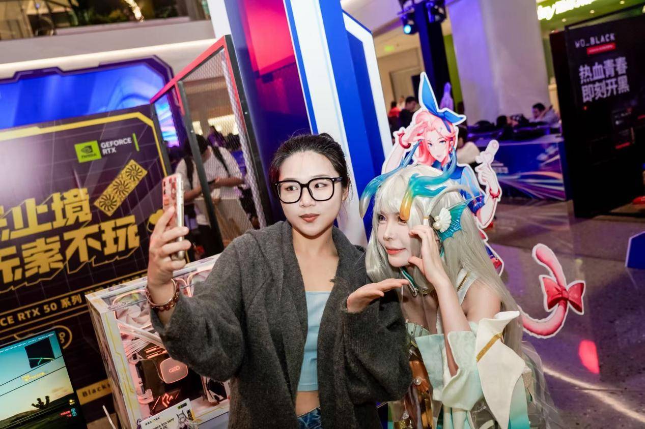 开云体育在线-电竞熱(rè)潮席卷上海 2025全民电竞嘉年华线下淘汰赛圆滿(mǎn)收官